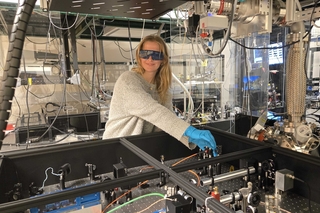 Cecily Lowe at QuiPS tabletop experiment at Yale's Wright Lab.
